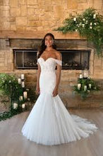 Load image into Gallery viewer, Stella York style 7432, Salon Sample