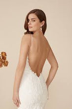 Load image into Gallery viewer, Justin Alexander "Devyn" 88243, Salon Sample