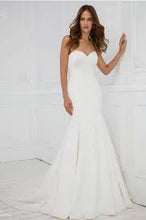 Load image into Gallery viewer, Justin Alexander style 55018, Salon Sample