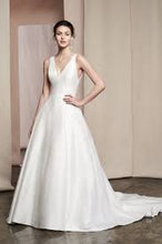 Load image into Gallery viewer, Signature, Justin Alexander style 99096, Salon Sample
