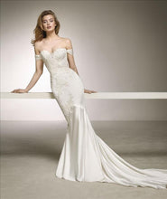 Load image into Gallery viewer, Pronovias "Dante", Salon Sample