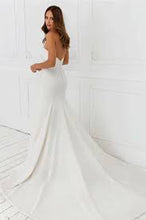 Load image into Gallery viewer, Justin Alexander style 55018, Salon Sample