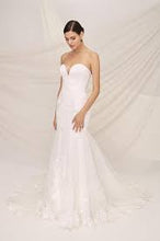 Load image into Gallery viewer, Justin Alexander style 99119, Salon Sample